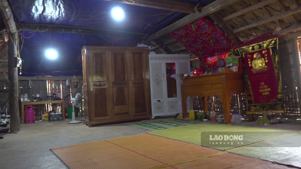 Ngôi nhà tranh tre nứa lá của gia đình chị Lệ. Ảnh: Quách Du