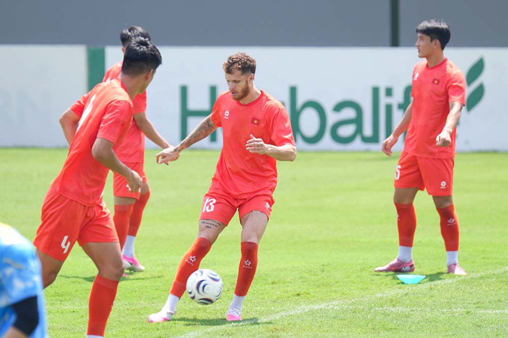 Midfielder Nguyen Tai Loc returns to normal training with the Vietnamese national team after recovering from injury. Photo: VFF