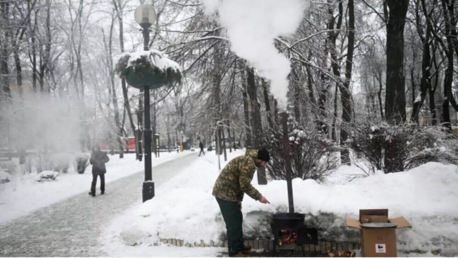 Ukrainian people in the freezing cold in Kiev capital. Photo: AFP
