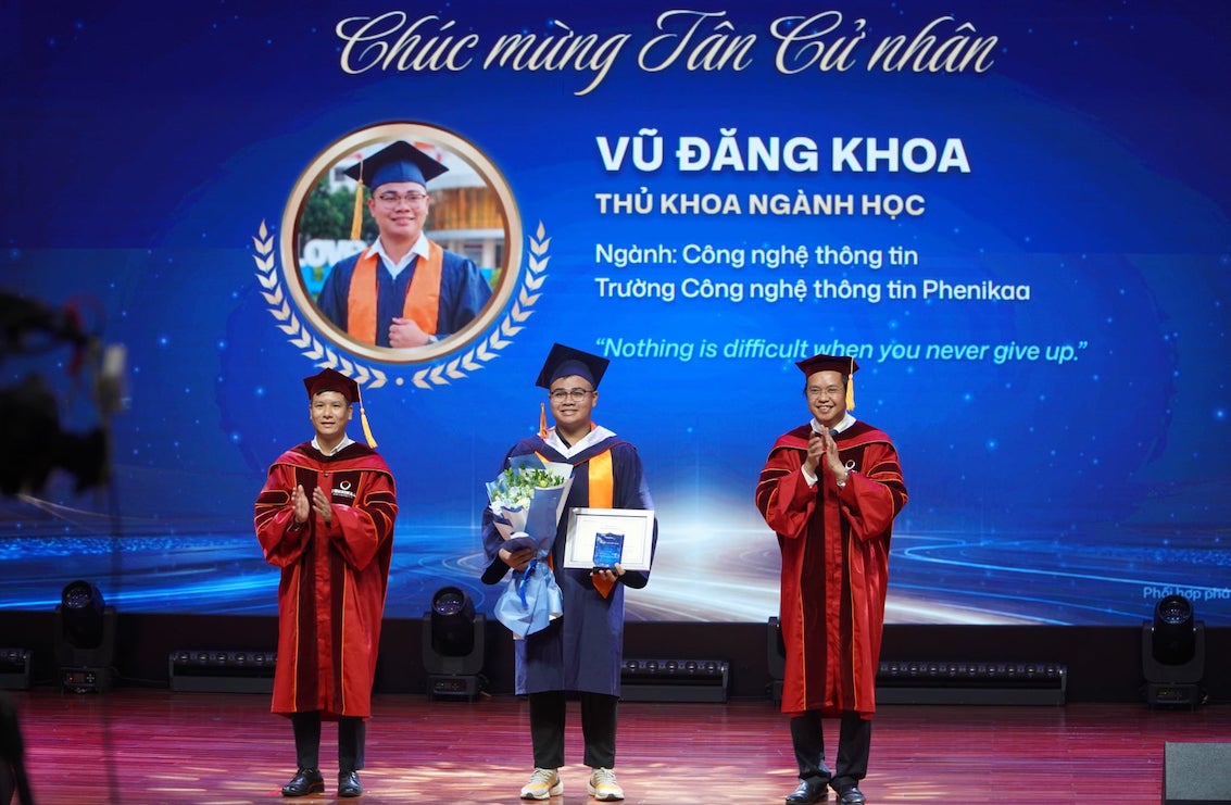 Đăng Khoa là một trong 16 thủ khoa ngành được Đại học Phenikaa trao bằng khen trong lễ tốt nghiệp năm 2026 diễn ra ngày 26.7. Ảnh: Tường Vân
