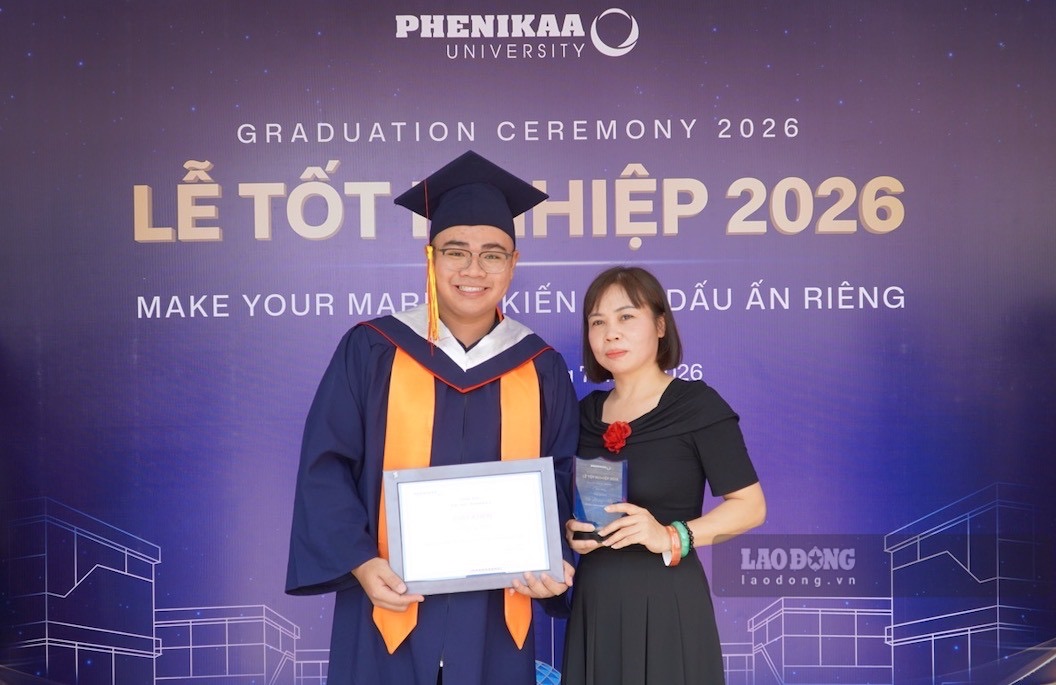 Đăng Khoa chụp ảnh cùng mẹ trong lễ tốt nghiệp. Ảnh: Tường Vân