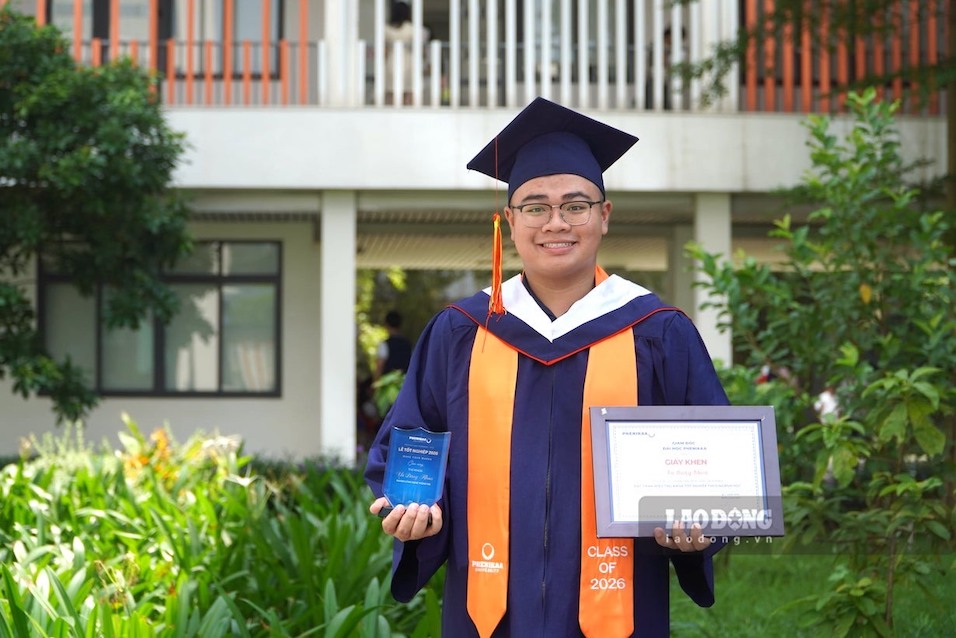 With a GPA of 3.56/4.0, Vu Dang Khoa (born in 2004) is the valedictorian of the Information Technology major, Faculty of Information Systems, School of Information Technology, Phenikaa University. Photo: Tuong Van