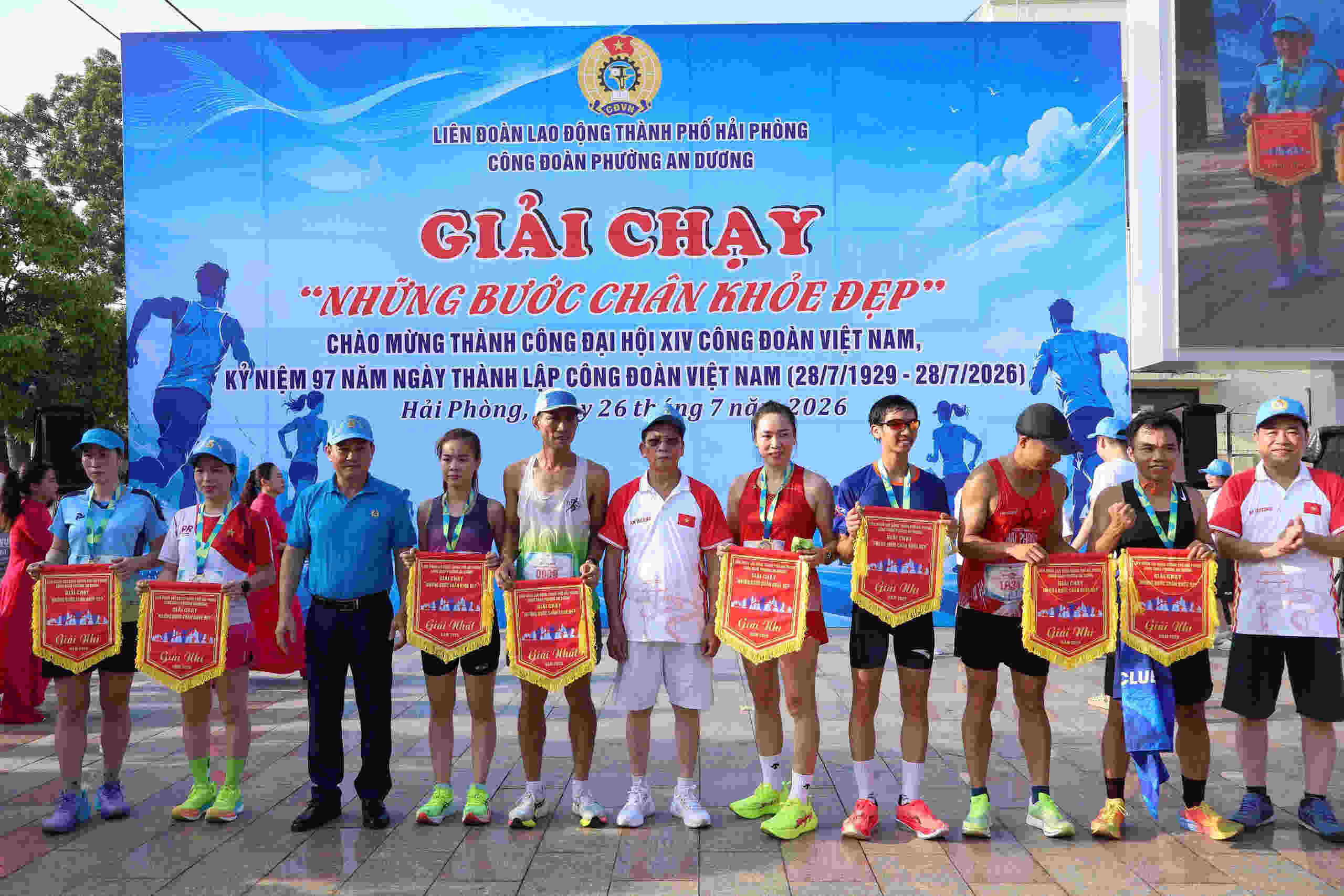 Hai Phong City Labor Federation awards prizes to collectives and individuals with high achievements. Photo: Hong Nhung