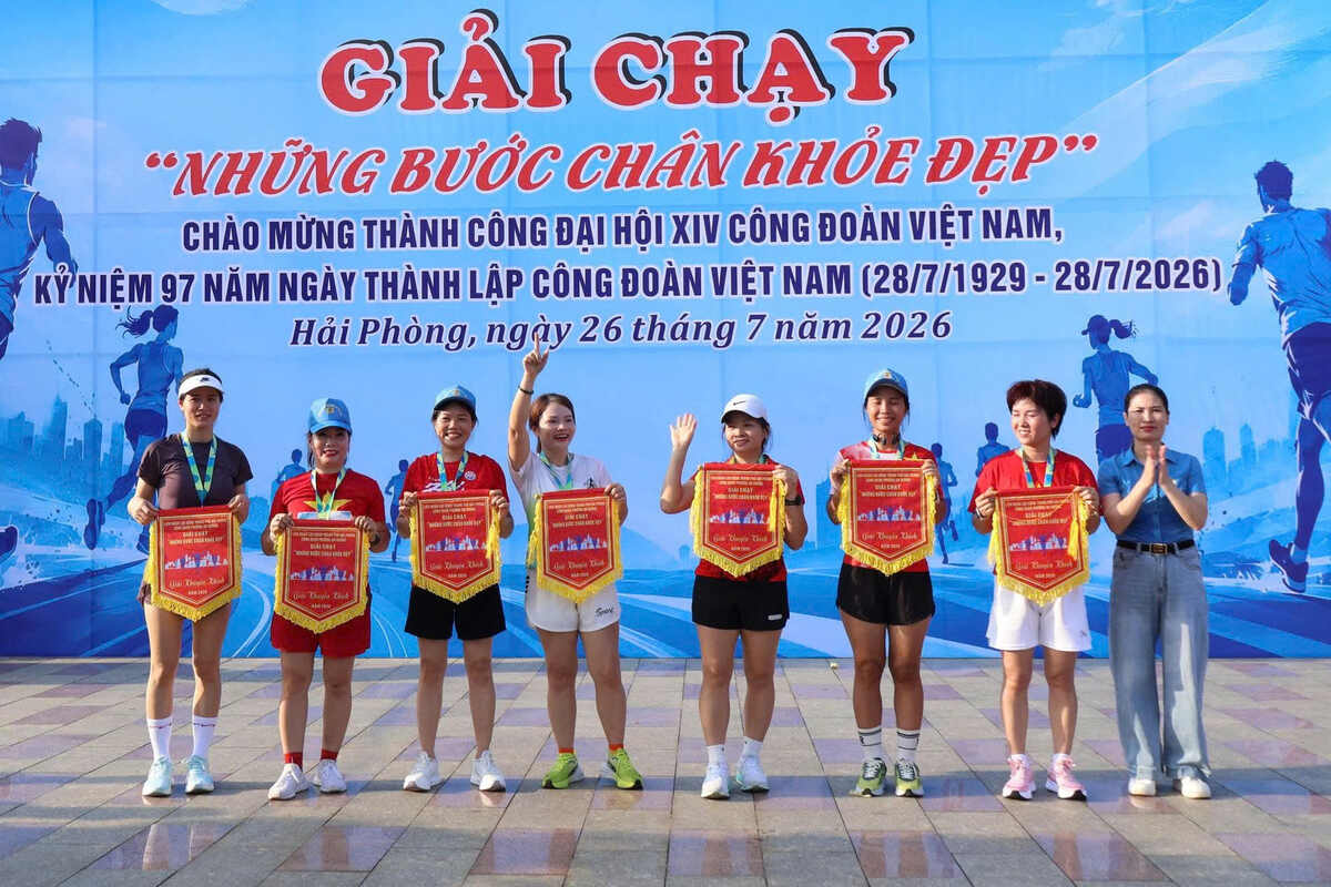 Công đoàn phường An Dương trao giải cho các vận động viên. Ảnh: Hồng Nhung