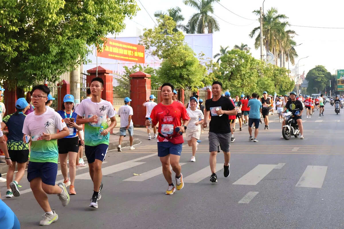 Người lao động hào hứng tham gia giải chạy. Ảnh: Hồng Nhung