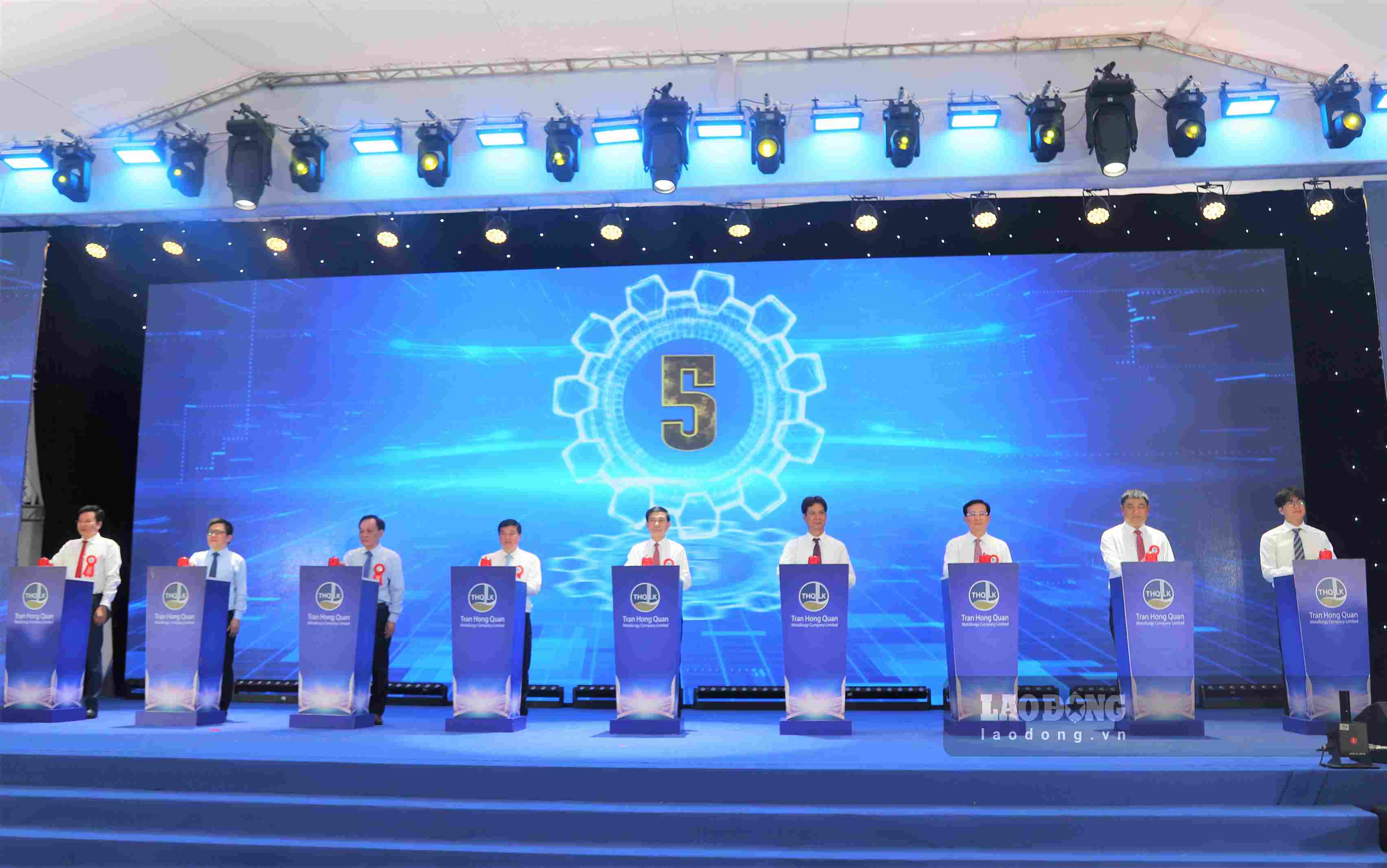 Đại tướng Phan Văn Giang - Ủy viên Bộ Chính trị, Phó Thủ tướng Chính phủ, Bộ trưởng Bộ Quốc phòng cùng các địa biểu thực hiện nghi thức công bố sản phẩm nhôm thỏi đầu tiên tạiViệt Nam. Ảnh: Phúc Khánh