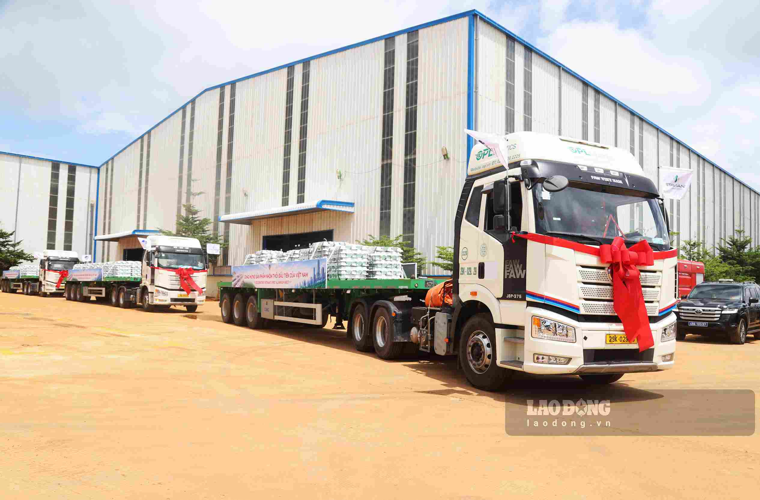 Những chuyến hàng nhôm thỏi đầu tiên tại Công ty TNHH Luyện kim Trần Hồng Quân xuất xưởng. Ảnh: Phúc Khánh