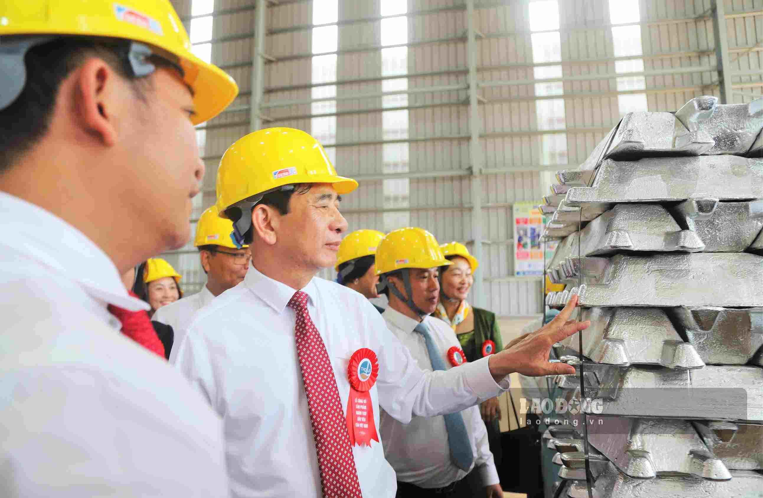 Đại tướng Phan Văn Giang - Ủy viên Bộ Chính trị, Phó Thủ tướng Chính phủ, Bộ trưởng Bộ Quốc phòng tham qua nhà máy sản xuất nhôm thỏi. Ảnh: Phúc Khánh