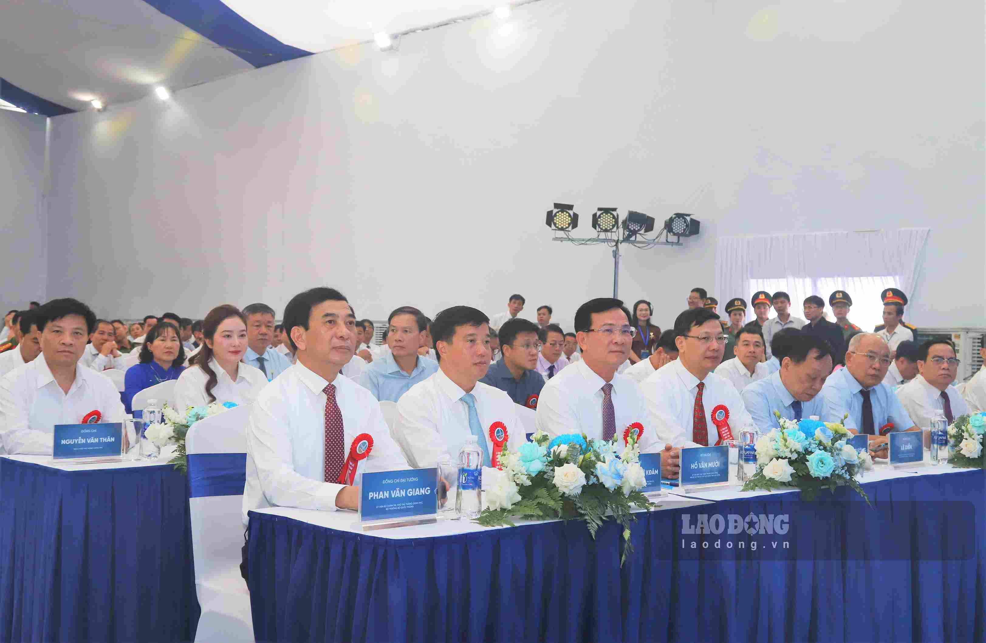 Đại tướng Phan Văn Giang - Ủy viên Bộ Chính trị, Phó Thủ tướng Chính phủ, Bộ trưởng Bộ Quốc phòng tự lễ công bố sản phẩm nhôm thỏi đầu tiên tại Việt Nam. Ảnh: Phúc Khánh