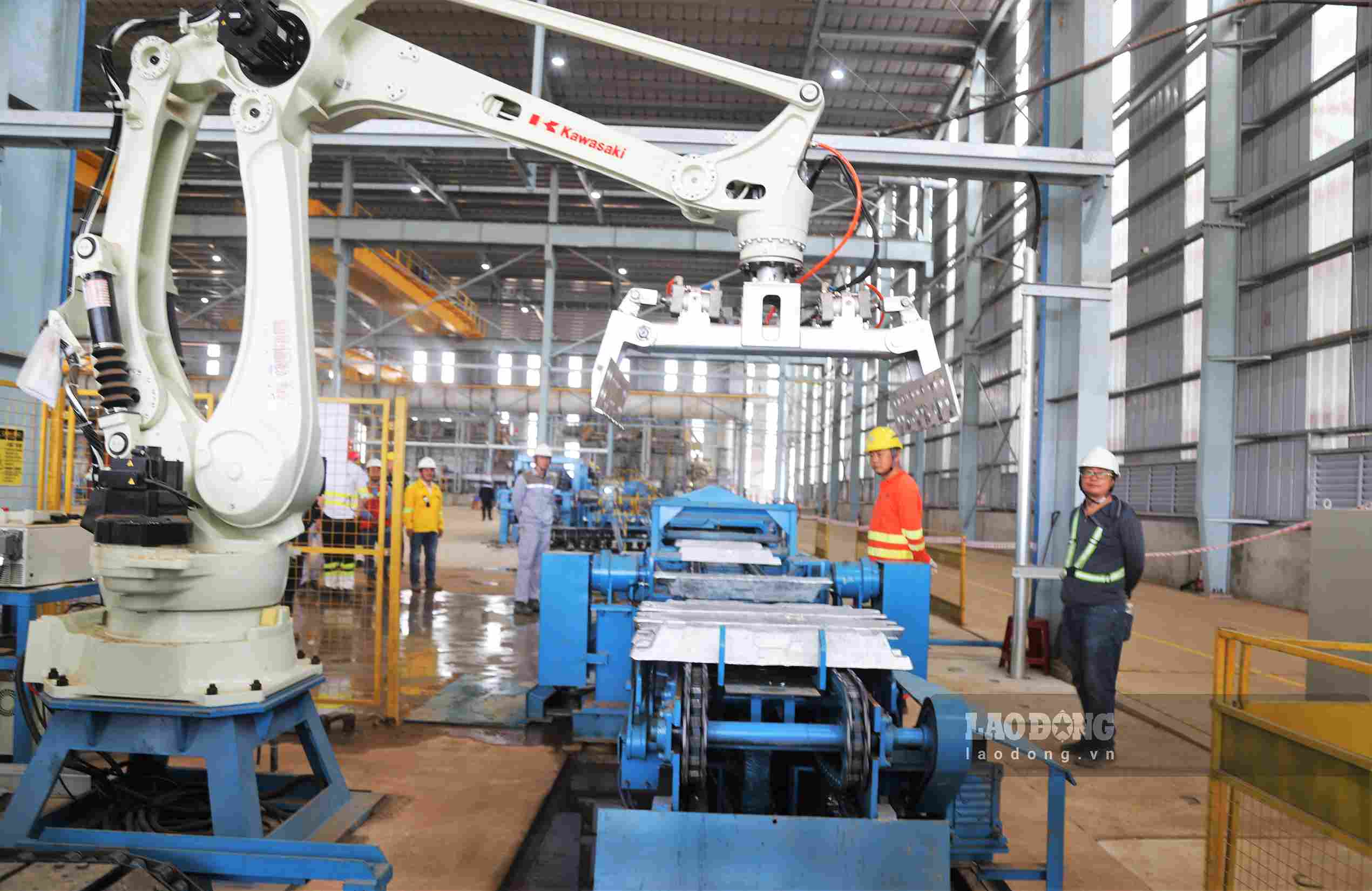 Công đoạn cuối sản xuất sản phẩm nhôm thỏi tại Công ty TNHH Luyện kim Trần Hồng Quân. Ảnh: Phúc Khánh