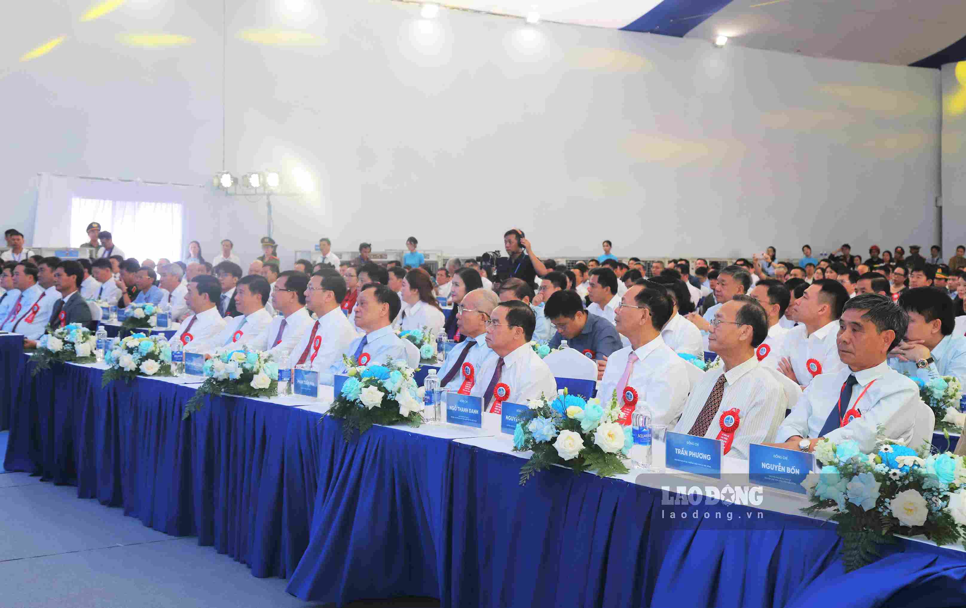 Các đại biểu dự lễ công bố sản phẩm nhôm thỏi. Ảnh: Phúc Khánh
