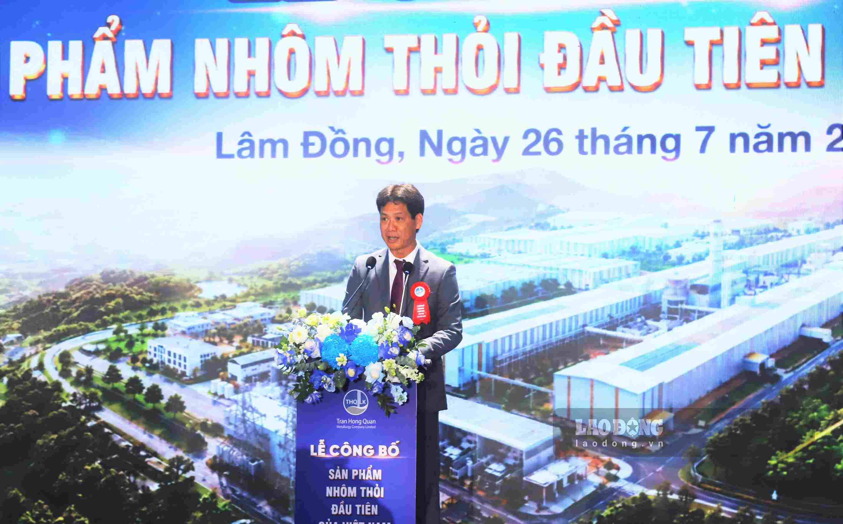 Lãnh đạo Công ty TNHH Luyện kim Trần Hồng Quân báo cáo quá trình hình thành và phát triển dự án điện phân nhôm. Ảnh: Phúc Khánh