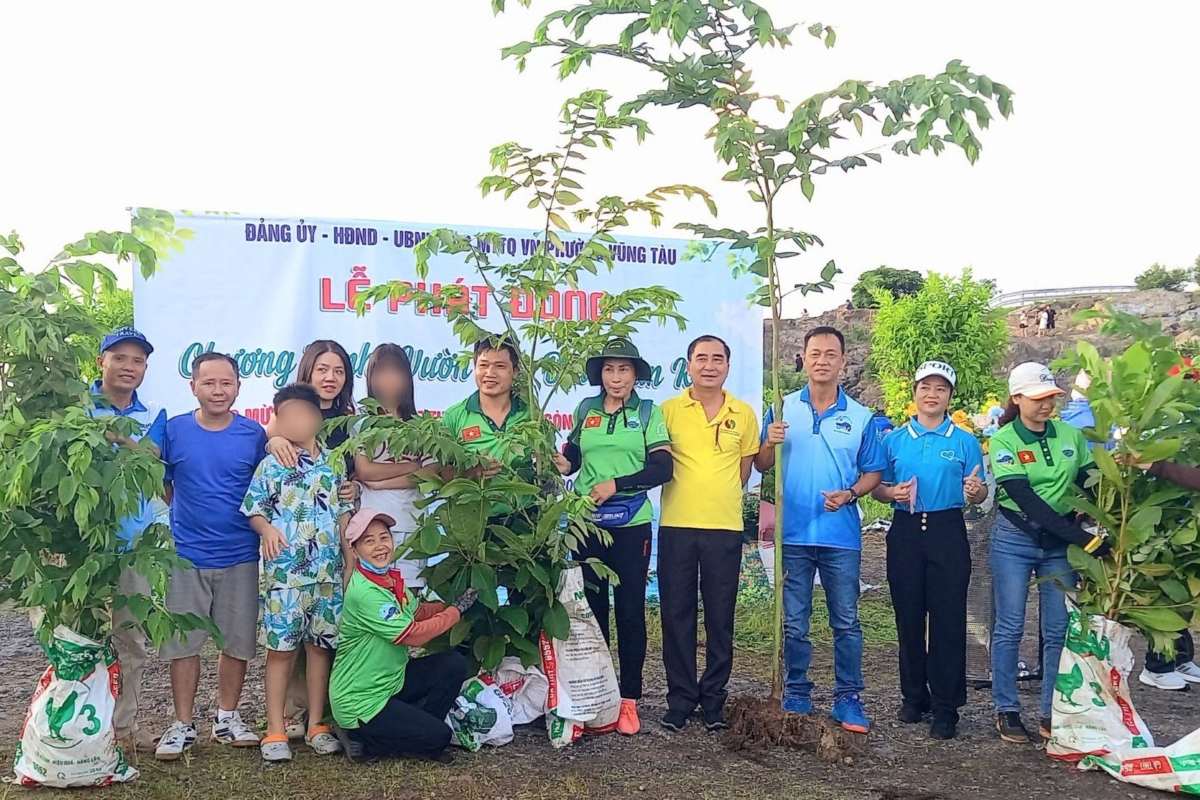 Mr. Vu Dang Khoa - Chairman of the VFF Committee of Vung Tau ward (yellow shirt) - launched the "Great Unity Garden", creating a green space in the Doi Con Heo area. Photo: VFF of Vung Tau ward