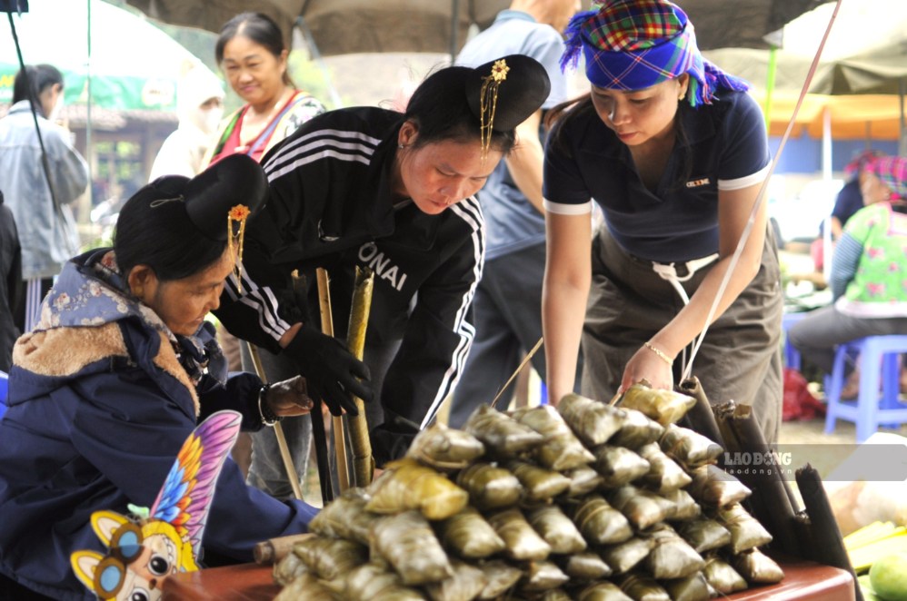 Chợ phiên Pha Đin họp vào thứ Bảy hàng tuần. Ảnh: Trường Sơn