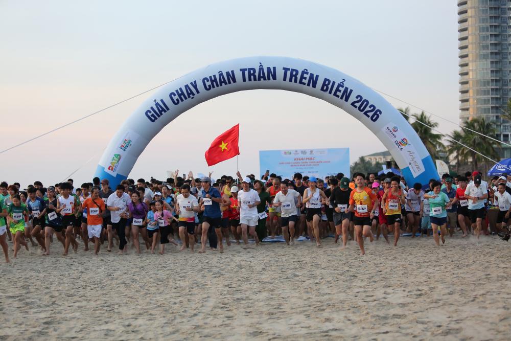 Hàng nghìn vận động viên tham gia Giải chạy chân trần trên biển 2026 tại Đà Nẵng. Ảnh: Ban tổ chức
