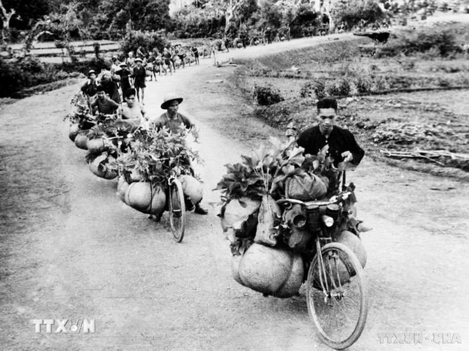 The Ministry of Home Affairs proposes shortening the time to resolve regimes for youth volunteers. In the photo, a convoy of laborers and youth volunteers on the way to transport food to serve the Dien Bien Phu campaign. Photo: TTXVN Archives