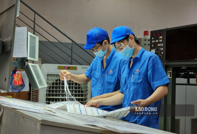 Lao động nam được nghỉ 10 ngày làm việc hưởng chế độ BHXH khi vợ sinh con thứ hai cần phải có một con còn sống trước đó. Ảnh: Nam Dương