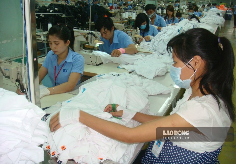 Lao động nữ sinh con thứ hai còn được hưởng trợ cấp một lần cho mỗi con bằng 2 lần mức tham chiếu tại tháng lao động nữ sinh con. Ảnh: Nam Dương