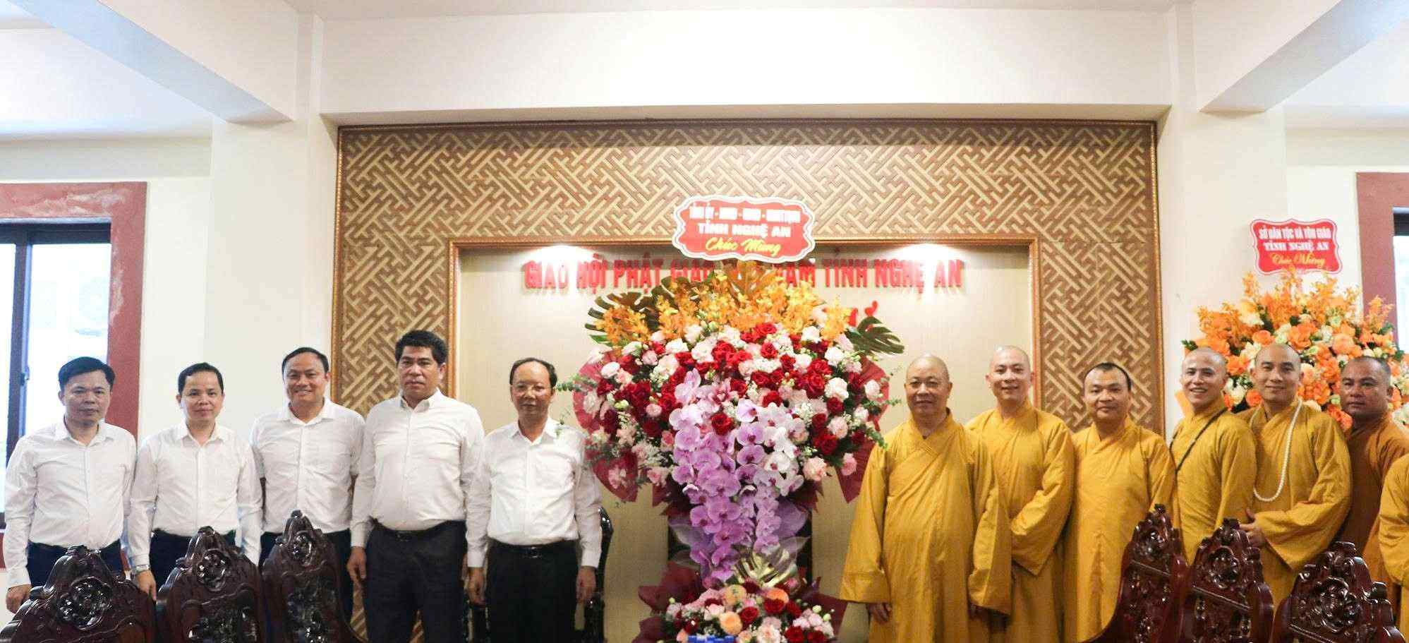 Leaders of Nghe An province congratulate the Executive Board of the Vietnam Buddhist Sangha of Nghe An province on the Vesak of Buddha 2570 - Solar 2026. Photo: Nghe An Provincial People's Committee