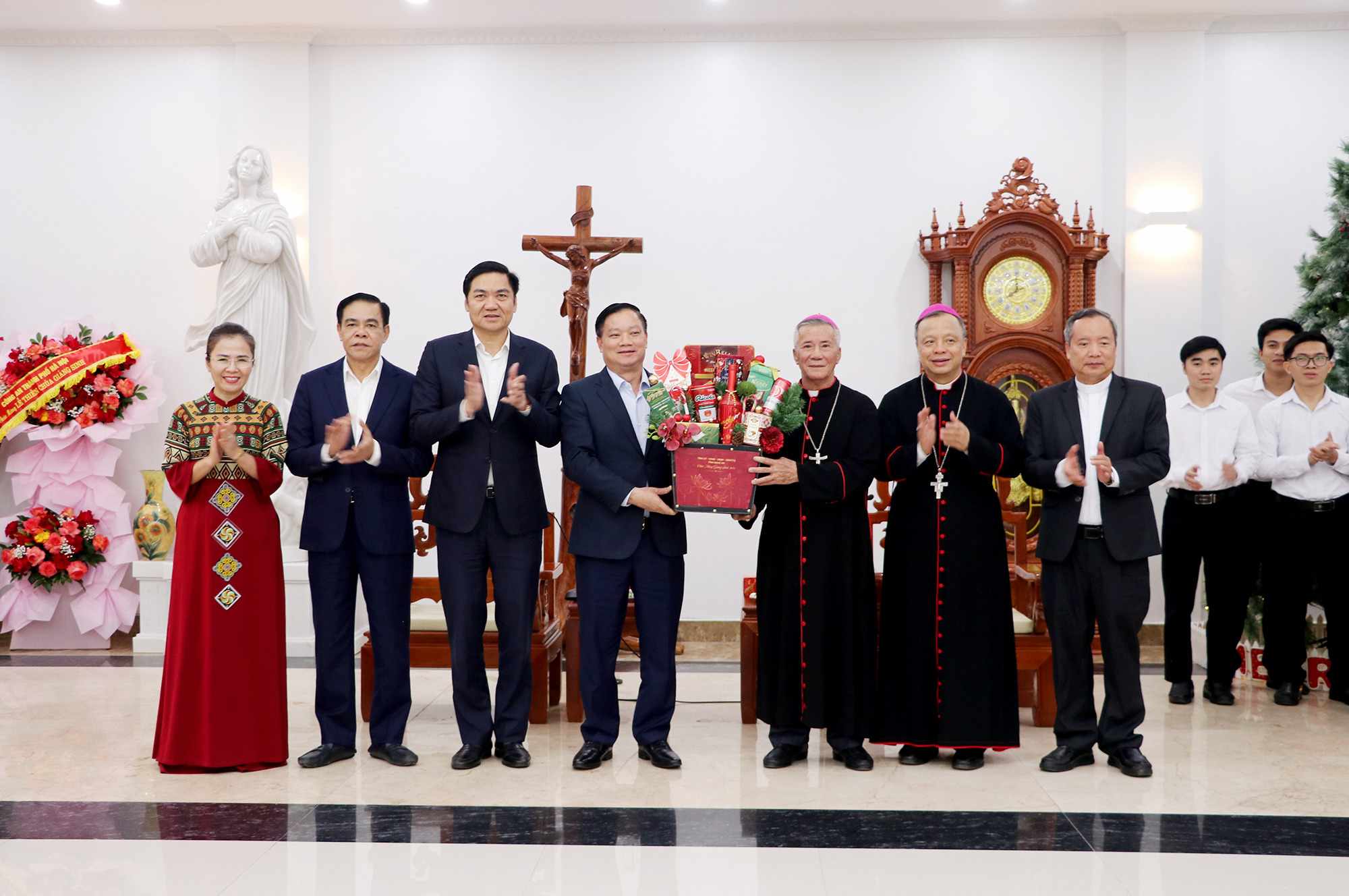 Lãnh đạo tỉnh Nghệ An chúc mừng Tòa Giám mục Giáo phận Vinh nhân dịp Lễ Giáng sinh năm 2025. Ảnh: UBND tỉnh Nghệ An