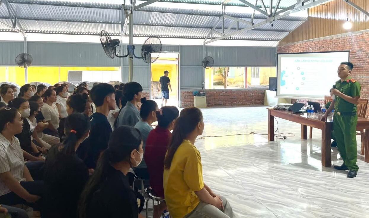 Union members are equipped with skills to identify online scams and prevent and combat drugs. Photo: Hue Trade Union provided.