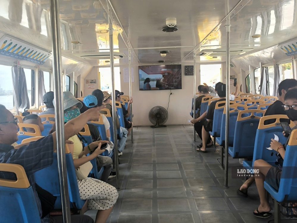 Buýt sông – phương tiện giao thông công cộng thu hút đông đảo người dân địa phương sử dụng. Ảnh: Huy Hiển
