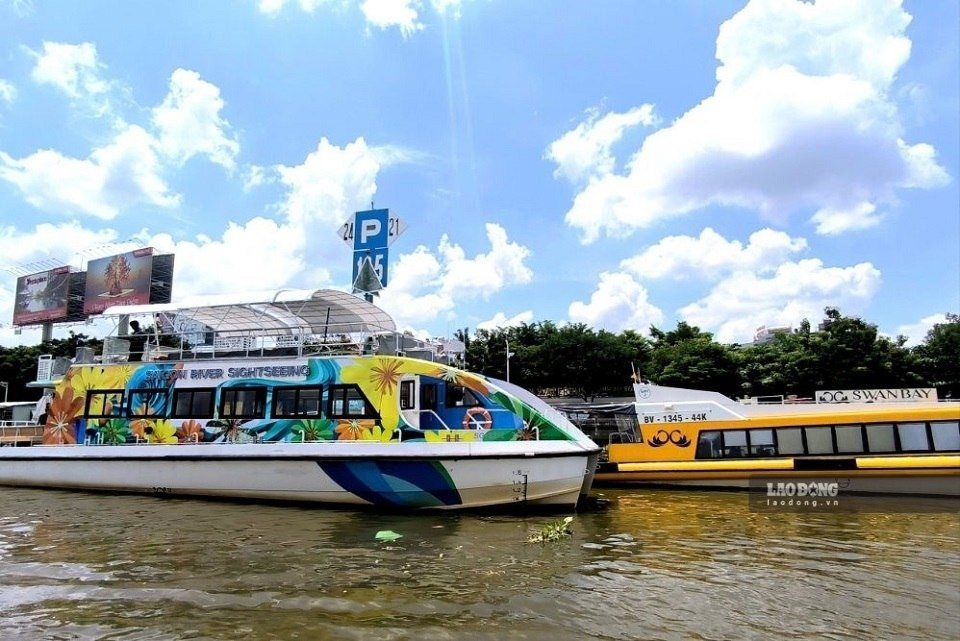 River bus - the "link" connecting and activating the continuous economic value chain. Photo: Huy Hien