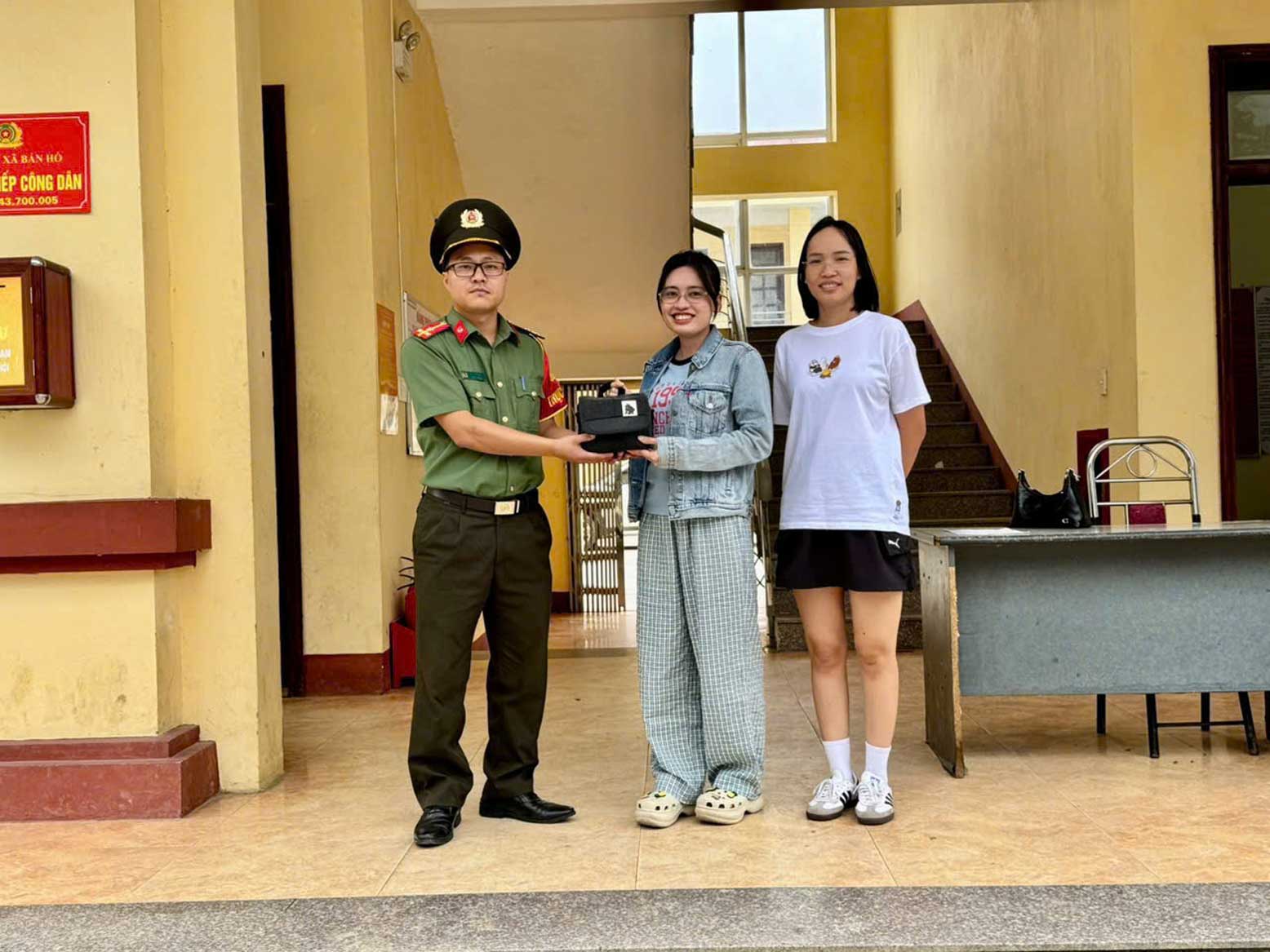 Returning property to tourists at the headquarters of Ban Ho Commune Police. Photo: Lao Cai Police