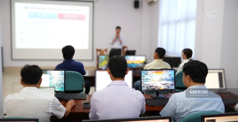 Ca Mau proposes to consider removing obstacles in arranging civil servants with higher ranks than job positions. Photo: Nhat Ho