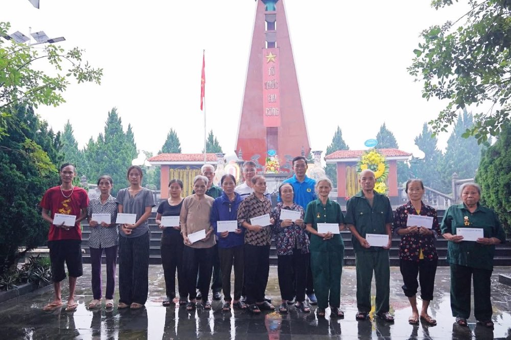 Des représentants du syndicat de la Société générale maritime du Vietnam offrent des cadeaux aux invalides de guerre et aux familles bénéficiant de politiques sociales de la commune de Tân Quang, province de Tuyên Quang. Photo: Chu Linh/ Syndicat de la Société générale maritime du Vietnam