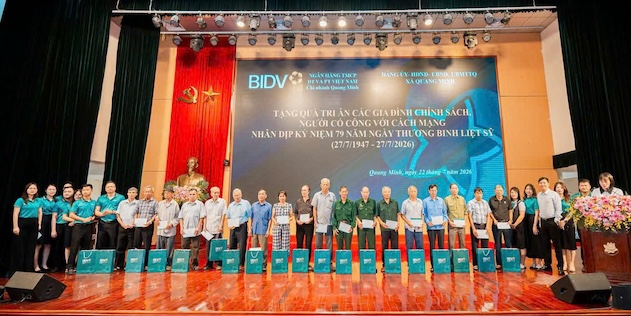 La succursale de Quang Minh de BIDV offre des cadeaux de gratitude aux familles bénéficiant de politiques sociales et aux personnes ayant rendu des services méritoires à la révolution. Photo: CĐ BIDV