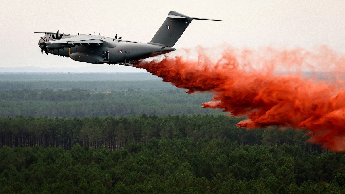 Forest fires caused France to mobilize A400M military aircraft for the first time in history to participate in extinguishing the fire. Photo: AFP