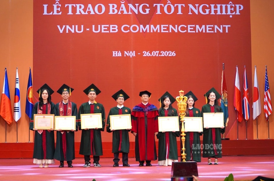 Nguyễn Trường Giang (thứ hai từ bên trái) - Thủ khoa tốt nghiệp Trường Đại học Kinh tế, Đại học Quốc gia Hà Nội năm 2026.