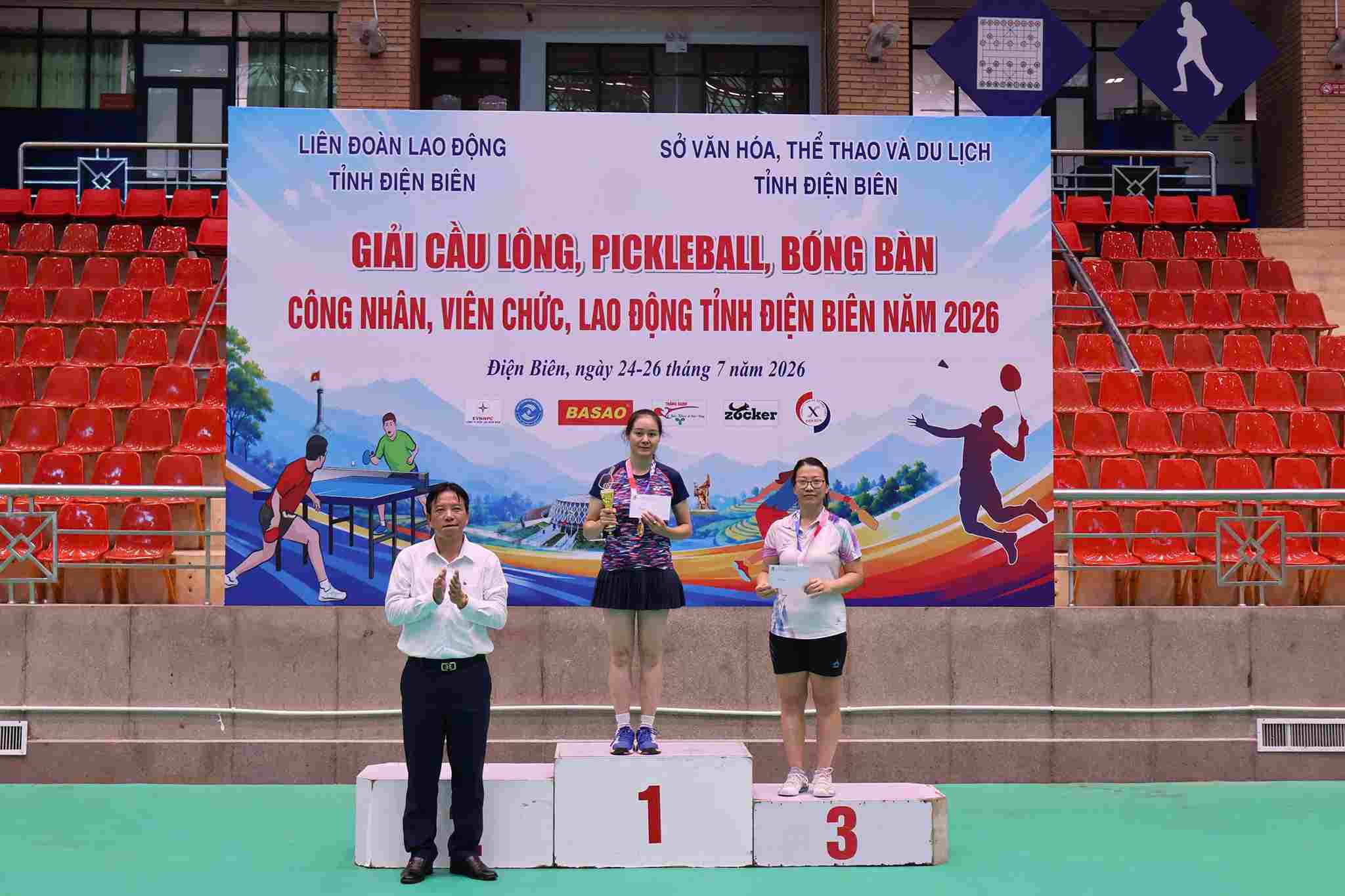 Ban tổ chức trao thưởng các VĐV đạt giải cao. Ảnh: LĐLĐ tỉnh Điện Biên