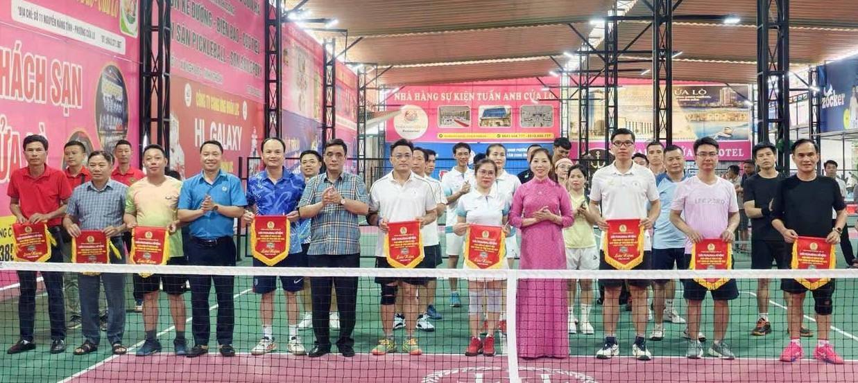 Delegates present souvenir flags to units participating in the Open Pickleball Tournament. Photo: Cua Lo Trade Union