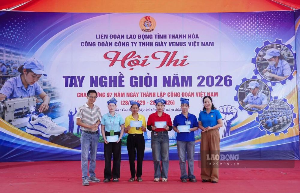 Trao giải cho các đội thi đạt thành tích xuất sắc. Ảnh: Quách Du