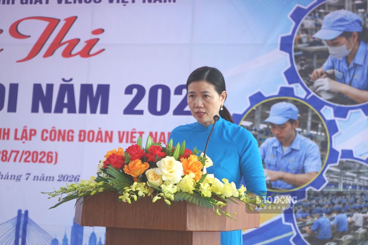 Bà Dương Thị Hải - Chủ tịch Công đoàn Công ty TNHH Giầy Venus Việt Nam phát biểu khai mạc hội thi. Ảnh: Quách Du