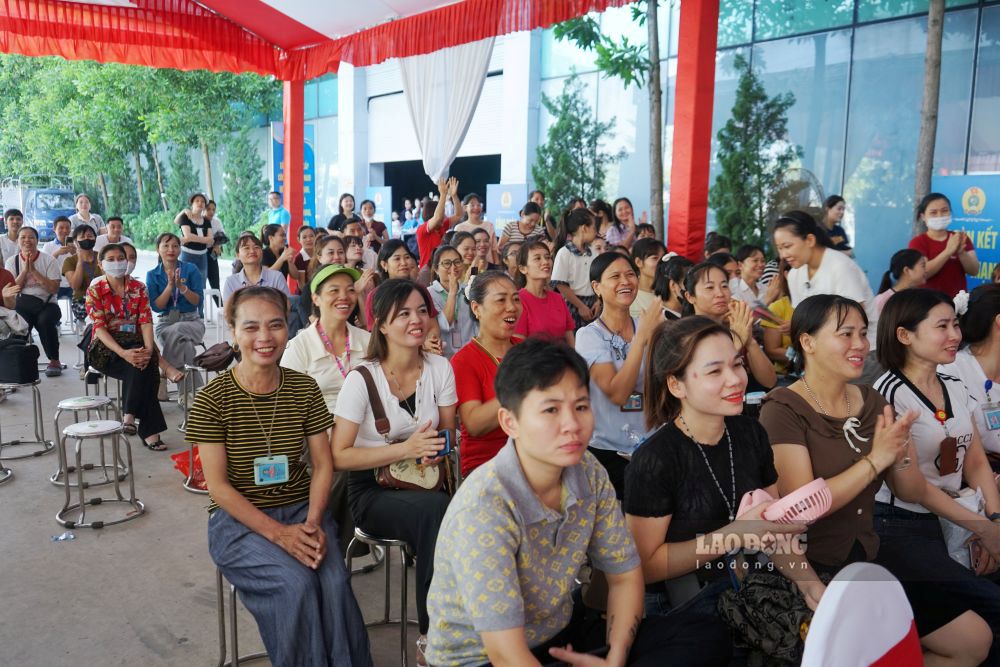 Công nhân lao động reo hò, cổ vũ các đội thi. Ảnh: Quách Du