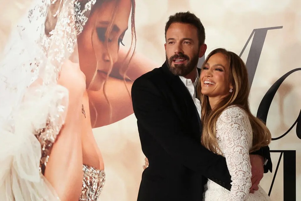 Jennifer Lopez và Ben Affleck thời còn mặn nồng. Ảnh: AFP
