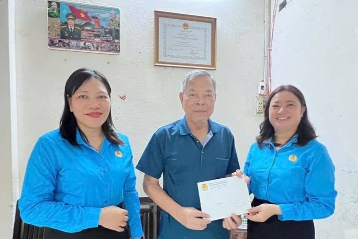 Vung Tau Ward Trade Union visits and presents gifts to express gratitude to people with meritorious services in the area. Photo: CĐ VT