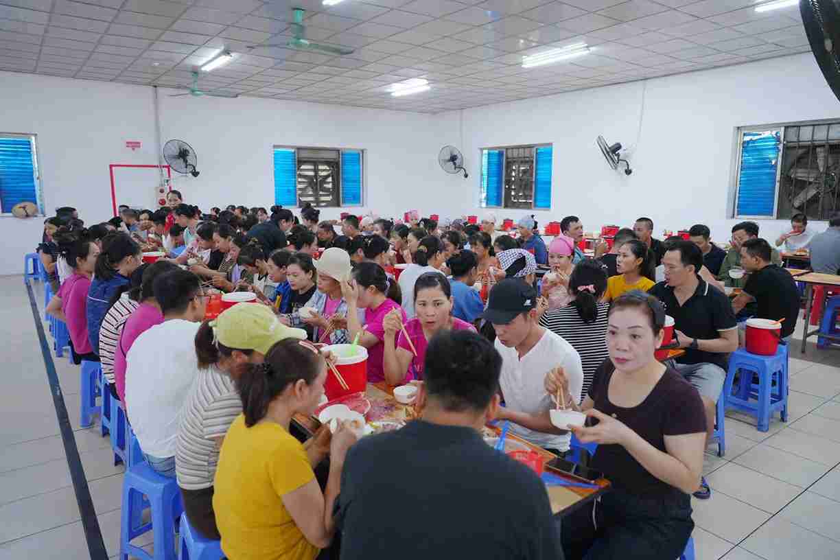 Đoàn viên, người lao động dùng bữa trong chương trình “Bữa cơm Công đoàn“. Ảnh: Phường Thành Đông