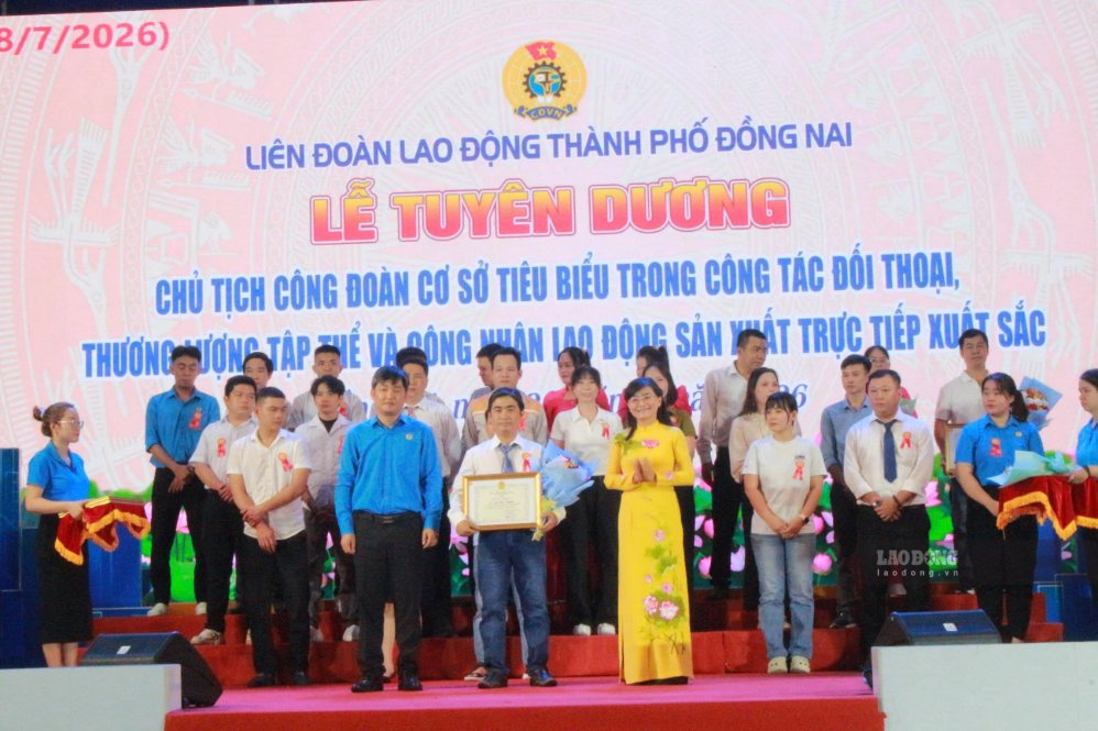 Dong Nai commends 130 grassroots trade union presidents and direct production workers. Photo: HAC