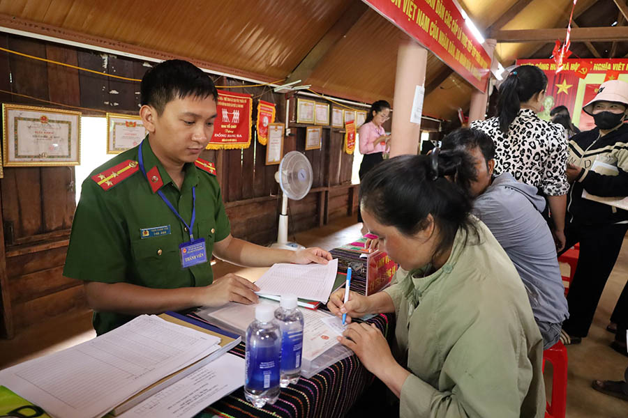Đông đảo người dân buôn Cư Êbông đến làm thủ tục hành chính về cư trú trong ngày triển khai mô hình. Ảnh: Cổng TTĐT tỉnh Đắk Lắk