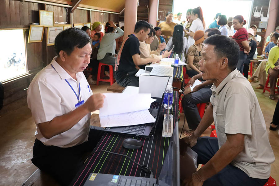 Officials of Ea Kao ward (Dak Lak) support people in resolving administrative procedures in the field of land. Photo: Dak Lak Provincial e-Portal