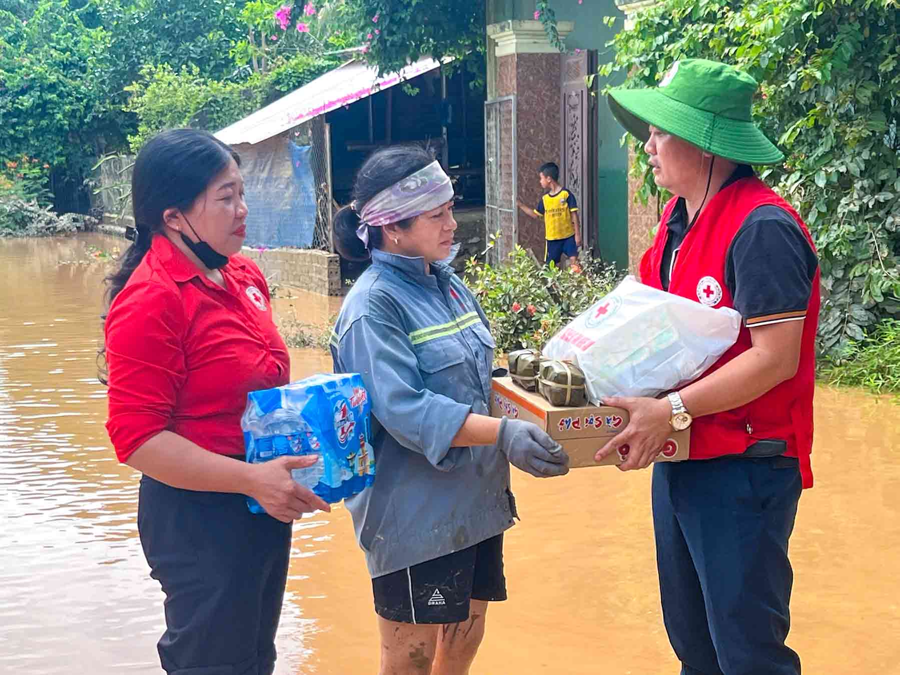 Những phần quà của Hội Chữ thập đỏ tỉnh Nghệ An đã kịp thời đến với người dân vùng lũ, tiếp thêm động lực để bà con vượt qua khó khăn. Ảnh: UBND tỉnh Nghệ An