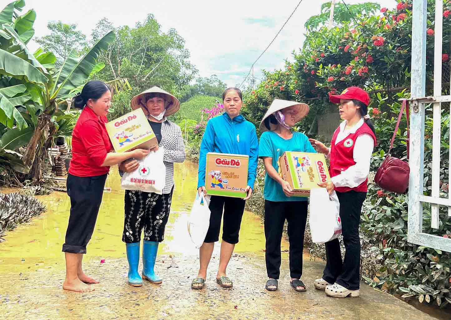 The Nghe An Provincial Red Cross Society sends emergency relief goods to flood victims. Photo: Nghe An Provincial People's Committee