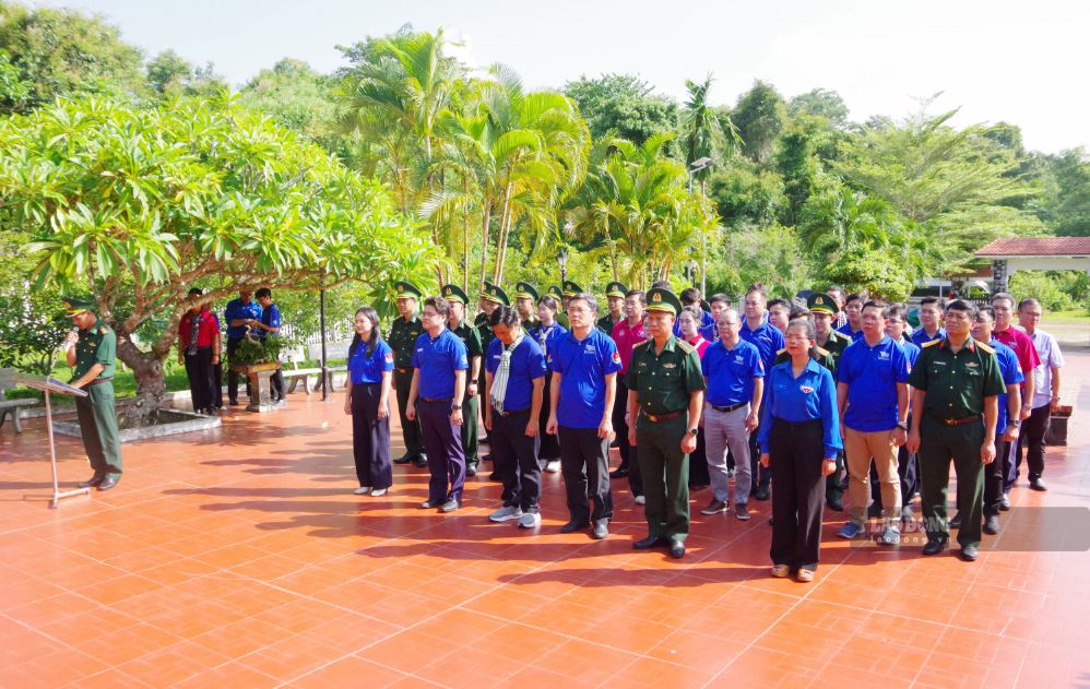 Ban Chỉ huy Bộ đội Biên phòng tỉnh Lâm Đồng cùng lãnh đạo, sinh viên Đại học Quốc gia Thành phố Hồ Chí Minh, lãnh đạo Tỉnh đoàn Lâm Đồng dâng hương tưởng niệm các Anh hùng liệt sĩ Đồn Biên phòng Đắk Đam. Ảnh: Văn Hoàng