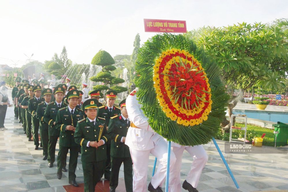 Ban Chỉ huy Bộ đội Biên phòng tỉnh Lâm Đồng tham tham gia lễ viếng các Anh hùng liệt sĩ tại Nghĩa trang Liệt sĩ Bình Thuận. Ảnh: Văn Hoàng