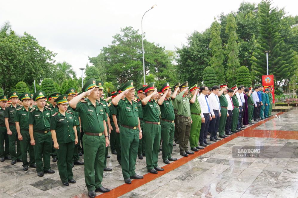 Cán bộ, chiến sĩ Bộ đội Biên phòng tỉnh Lâm Đồng tham gia cùng Đoàn công tác của Đại tướng Phan Văn Giang - Ủy viên Bộ Chính trị, Phó Thủ tướng Chính phủ, Bộ trưởng Bộ Quốc phòng dâng hương, dâng hoa, tưởng niệm các Anh hùng liệt sĩ tại Nghĩa trang Liệt sĩ Đắk Nông. Ảnh: Văn Hoàng