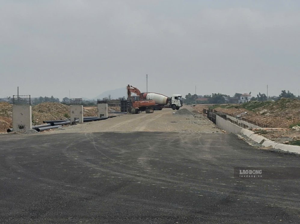 Machinery and labor accelerate construction at VSIP Ha Tinh Project. Photo: Tran Tuan